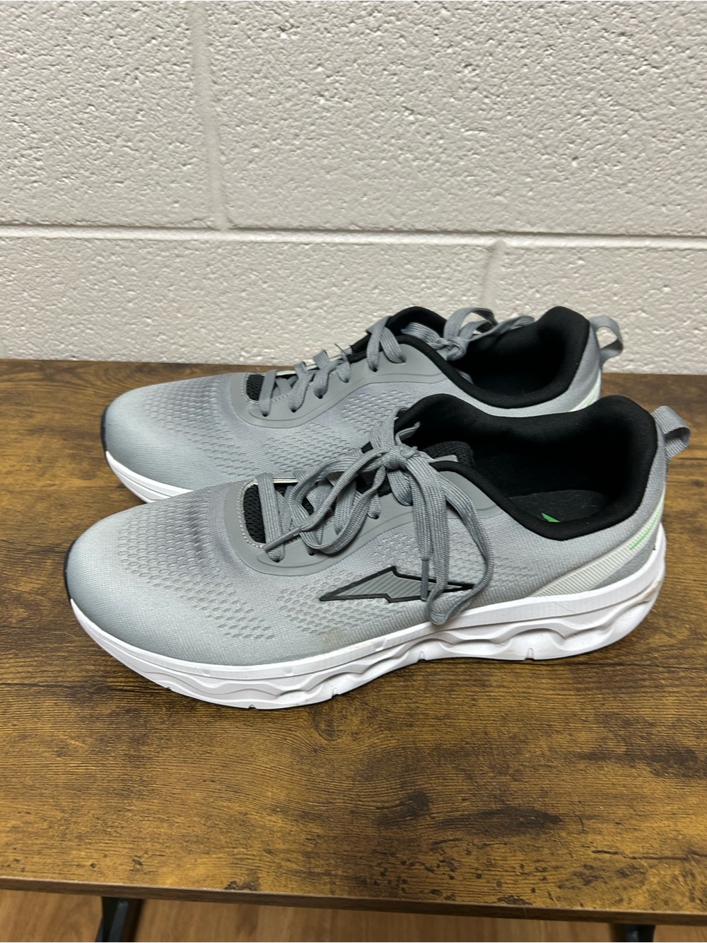 Avia Men's Gray and Black Athletic Sneakers